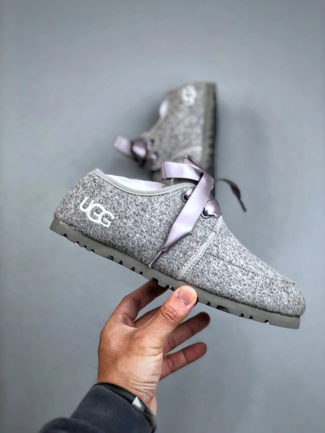 Local self-pickup 💰520 supports store release. The best-selling model on the entire network at the end of the year, UGG Mary Jane Mule slippers, 1.5CM thin sole, women's model, Xiaohongshu hot model, produced by a major foreign trade factory in Guangzhou, from toe to insole, real sheep fur, independent outer box packaging, craftsmanship, different from any version on the market, 1.5Ccm thin sole, independent original development of outsole, cashmere insole, keeping warm in winter, going out, and a very suitable choice for home use. This year uug launches a style series Partly catered to the preferences of young consumers, it has also moved to the forefront of fashion trends. Shoe body material: suede upper, 17mm UGGPURE™ implanted wool insole, lightweight non-slip and comfortable rubber outsole, with brand LOGO and trademark, with full packaging Size: 35-40